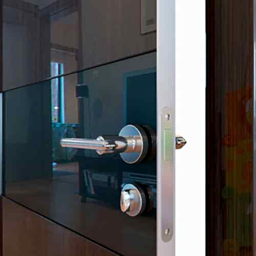 Дверь межкомнатная 501 с алюминиевой кромкой, глянец (ст. черное) Дверь межкомнатная 501 с алюминиевой кромкой, глянец (ст. черное)